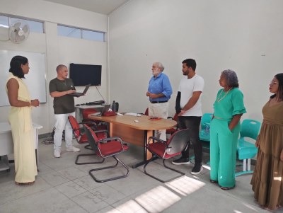 Elisa é a primeira mulher trans a conquistar o título de mestra pelo Programa de Pós-Graduação em Ensino de Ciências e Matemática; seu trabalho se destacou pelo pioneirismo e alto nível acadêmico