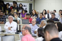 Conselheiros e membros da sociedade civil em reunião do Consuni.