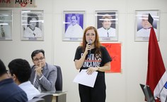 A conselheira e professora Emanuelle Rodrigues lê requerimento enviado ao Consuni com pedido de diplomação póstuma.