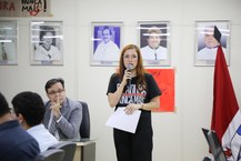 A conselheira e professora Emanuelle Rodrigues lê requerimento enviado ao Consuni com pedido de diplomação póstuma.