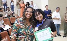 Maria Gabrieli, de 15 anos, prata nível 2, com a mãe
