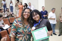 Maria Gabrieli, de 15 anos, prata nível 2, com a mãe