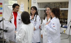 Grupo que integra o Programa em aula prática de laboratório do IQB