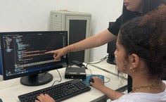 Professora Marianne Diniz durante aula prática do MARIA