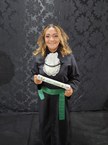 Rita Ferreira exibe, com orgulho, o diploma que recebeu