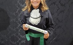 Rita Ferreira exibe, com orgulho, o diploma que recebeu