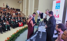 Reitor Josealdo Tonholo confere o grau a um dos formandos