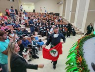 Formando exibe, com orgulho, a baneira do MST