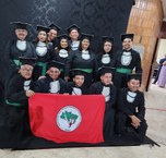 Formandos e amigos fazem foto antes da cerimônia de colação de grau