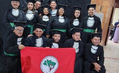 Formandos e amigos fazem foto antes da cerimônia de colação de grau