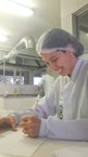 Débora Ferro, no Laboratório de Nutrição e Metabolismo