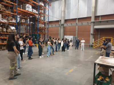 Estudantes durante atividade em empresa do ramo de distribuição Estudantes durante atividade em empresa do ramo de distribuição