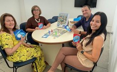 Diretora da Famed, Angela Canuto, parabeniza equipe pela conquista da primeira patente do Mestrado em Ensino na Saúde (Foto cortesia)