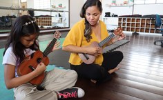 Aula com o instrumento ukulele