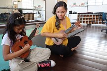 Aula com o instrumento ukulele