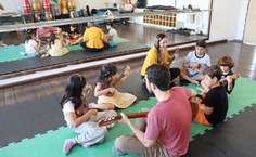 Aula do projeto de musicalização infantil com o uso do instrumento ukulele