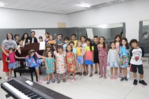 Ziliane Teixeira e equipe de monitores do projeto com as ciranças que participam do coro infantil