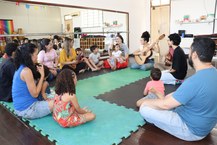 Mães, pais e outros responsáveis também participam das atividades com as crianças