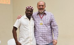 Professor Bijagó com o reitor Josealdo Tonholo