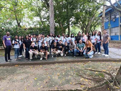 Estudantes e equipe do projeto durante visita à Ufal