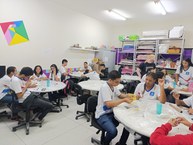 Estudantes durante atividade do projeto Sem mais nem menos na escola