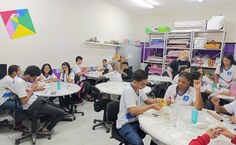 Estudantes durante atividade do projeto Sem mais nem menos na escola