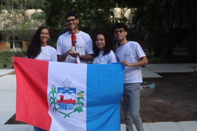 Time Enactus Ufal vencedor de concurso: Maria Fernanda, Pedro Paz, Gabriele Gomes e Luan Carvalho