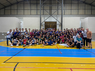 Estudantes participantes do Jufs 2025 na Ufal, com professores do Iefe e o pró-reitor Estudantil, Alexandre Lima (à direita)