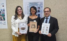 Sayonara Mendes Malta, estudante de Pedagogia do Campus do Sertão, ao lado dos professores orientadores