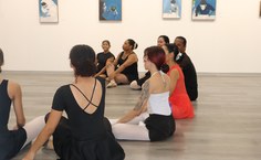 Aula de ballet ocupa Pinacoteca em ação educativa “Memória em Movimento”