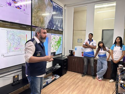 Estudantes conheceram a rotina de monitoramento das condições meteorológicas e hidrológicas do estado