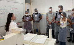Professora Beatriz Braz durante oficina sobre elaboração de produtos cárneos