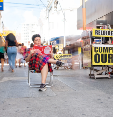 Natália Alencar em meio aos ambulantes do Centro de Maceió