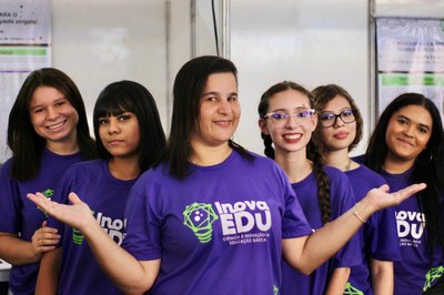 Legenda da foto: À esquerda, as estudantes do projeto “SCLEAN SURURU”, e à direita do projeto “MODULIGNO”, ambos mentorados pela Professora Tatiana de Omena (Ascom Sinpete)