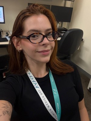 Maria Clara Teixeira Cassella, egressa do curso de Medicina da Universidade Federal de Alagoas, se formou no ano passado e, aos 24 nos alcançou feito raro: foi aprovada em todas as nove provas de Residência Médica que prestou na especialidade de Clínica Médica