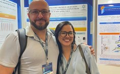 Bióloga Camila com o orientador e pesquisador Abelardo Silva, durante participação em um evento científico