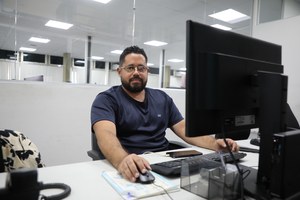 Estudante cria método de estudo que une leitura e impacto social