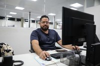 Estudante cria método de estudo que une leitura e impacto social