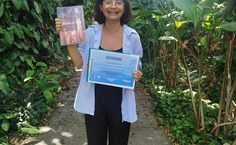 Maria Raycha com prêmio