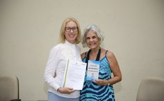 Professora Marília Goulart (de azul), da Química, recebendo carta patente