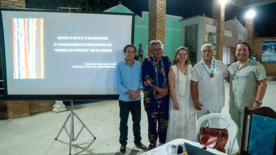 Amaurício comemorando a qualificação acadêmica, mestre em linguística e em literatura