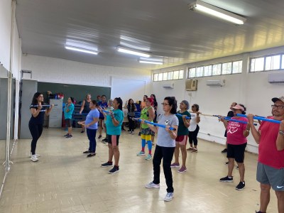 Utilizando dinâmicas sobre aplicativos, segurança digital, análise de propagandas, inteligência artificial e jogos educativos, José Cícero conseguiu unir educação em tecnologias com educação física