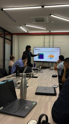 Davi Vieira apresentando sua pesquisa em evento.