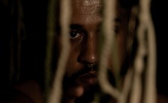 Entre Sombras convida o público a refletir sobre memória, identidade e pertencimento
