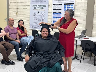 Milene com a mãe na solenidade de colação de grau
