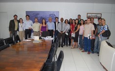 Novos servidores da Universidade, com o vice-reitor Eurico Lôbo em solenidade do dia 21 de maio