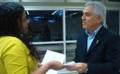 Servidora empossada recebe brinde institucional do reitor em exercínio na posse do dia 14 de maio