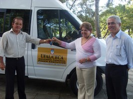Ceca recebe veículo com recursos do Reuni