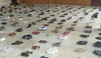 Sapatos simbolizam 2 mil mortes no 7º ato do Ufal em Defesa da Vida