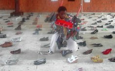 Denivan Costa, aluno de Teatro faz performance entre os sapatos